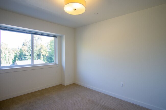 Building Photo - Stylish 2Bdr w/Stainless Appl, W&D, Private Balcony