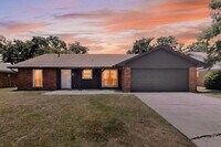 Building Photo - Newly Renovated Home In Grapevine Ready To Be Yours!!!!