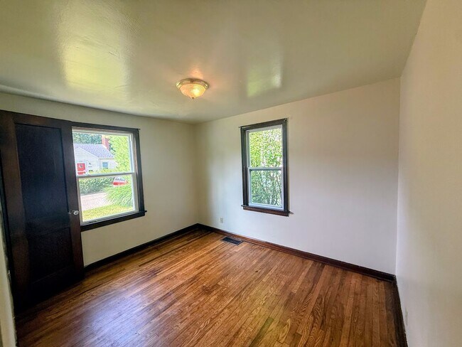 Building Photo - Three bedroom one bathroom home for rent