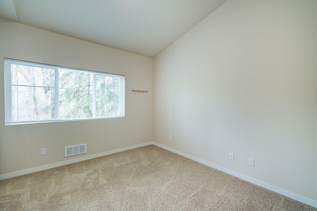 Building Photo - 2Bd/1.75Ba Issaquah Townhouse