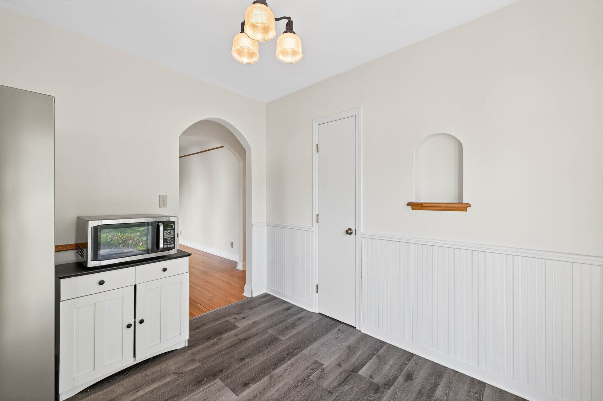 Building Photo - 1049 Sterling St N