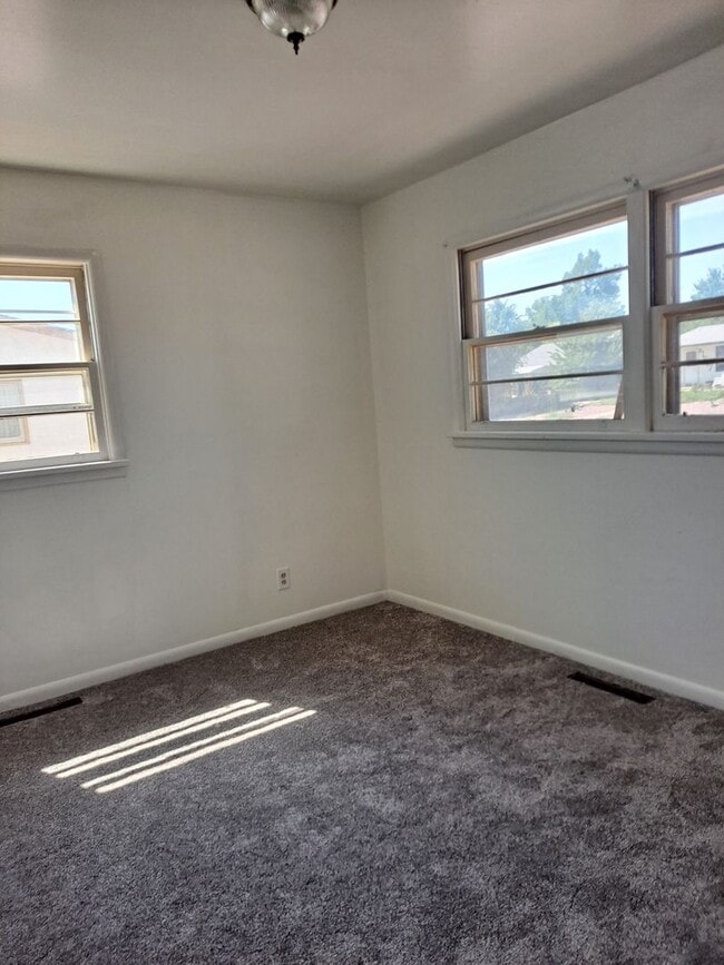 Building Photo - ALL PROSPECTIVE TENANTS MUST SUBMIT A $58 ...