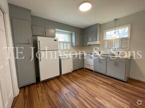 Building Photo - A Great Ardmore Townhouse Waiting For You!