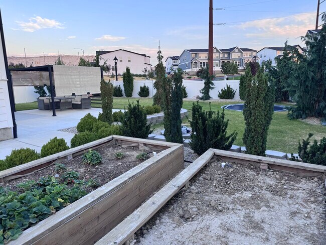 Building Photo - 1071 W Sebal Ln