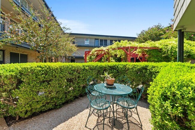 Building Photo - 2425 Ashdale Dr