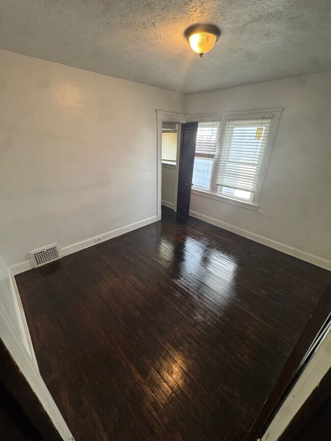 Building Photo - 2217 W 105th St