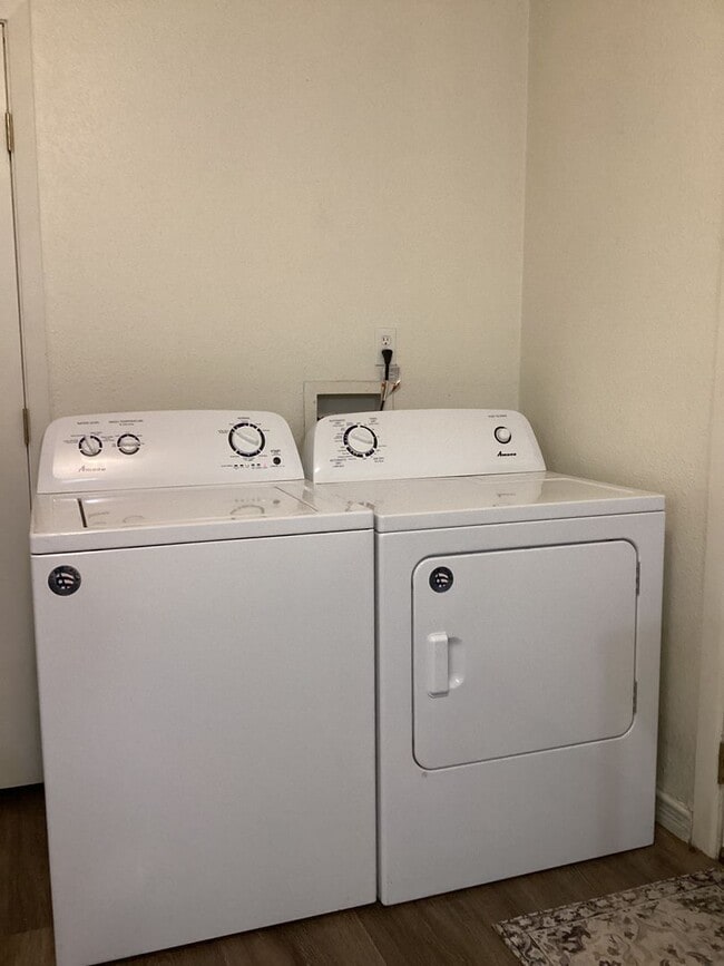 Building Photo - 2 Bed 1 bath Apartment  on Quiet Street and Close to ENMU!