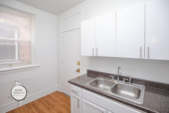 Primary Photo - Marquette Park Apartment! SPECIAL OFFER