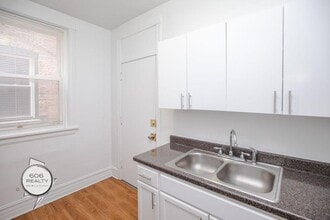 Building Photo - Marquette Park 2 Bed w/Hardwood Floors & Central heat