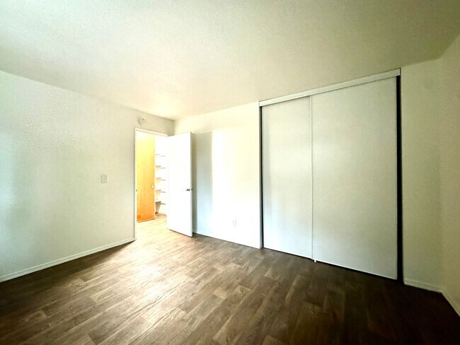 Building Photo - Freshly Updated Top Floor One Bedroom w/ Fresh Paint, New Shower Surround & Stainless Appliances~...