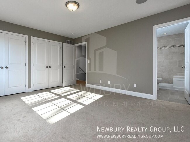 Building Photo - 155 Banksville Pl