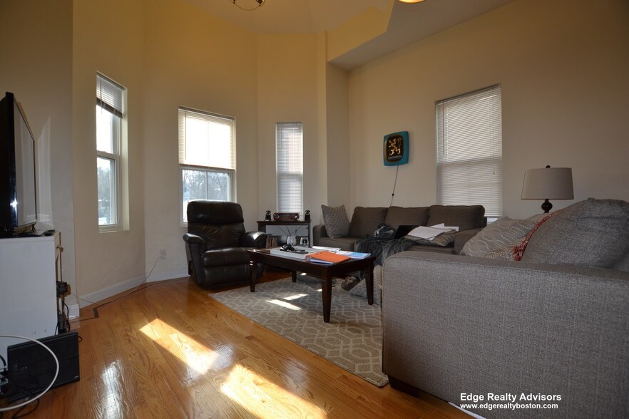 Building Photo - 233 Boylston St