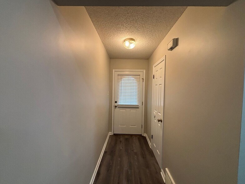 Building Photo - 3104 Ingleside Dr