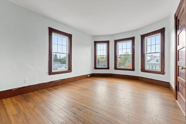 Building Photo - 651 Lake Ave, #3, Manchester NH 03103