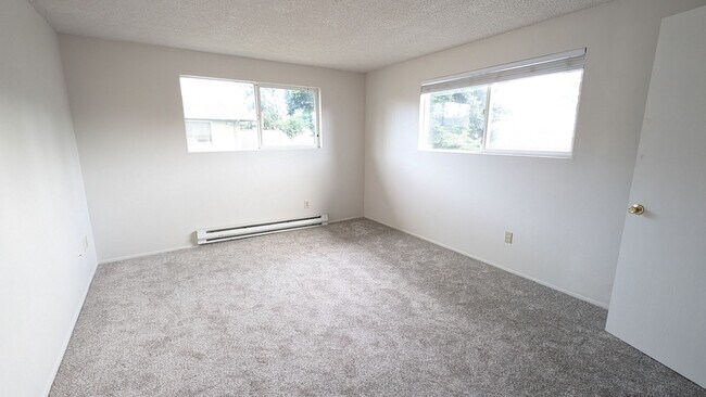 Building Photo - Everett 2 Bedroom Updated Townhome in Smal...