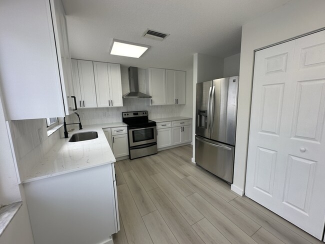 Building Photo - Remodeled 4-bedroom 2 bath 2 car garage in...