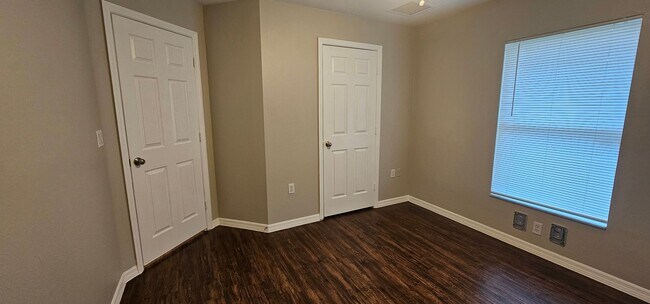 Building Photo - 1530 SW 19th Ave