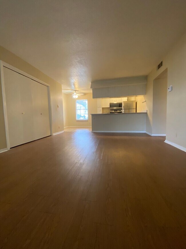 Building Photo - K002 - Pointe #61