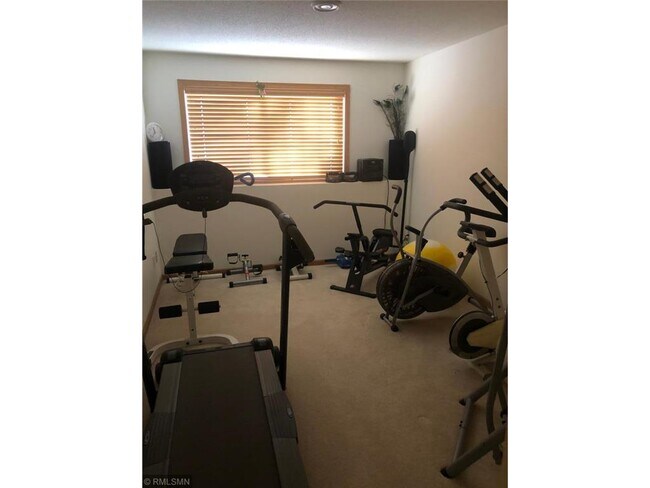 Building Photo - 15222 Florist Cir