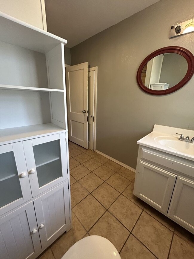 Building Photo - This One is a Stunner!  5br/3ba A MUST-SEE! - $1600/Mo!  Now Offering Short-Term Leasing!