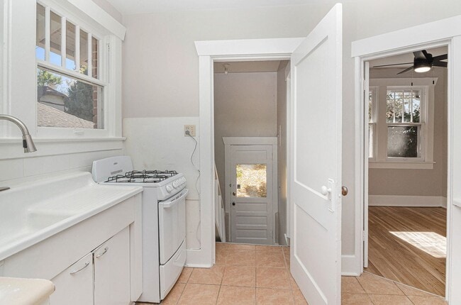 Building Photo - Spacious 2 bedroom home in the heart of Ci...