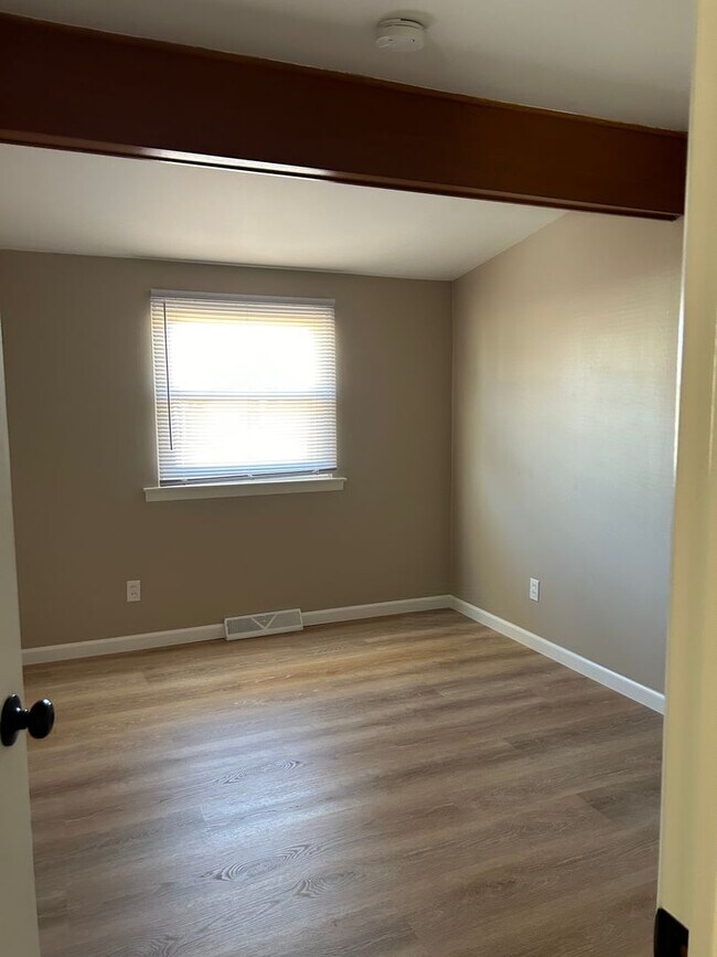 Building Photo - 400 Meadow Ln