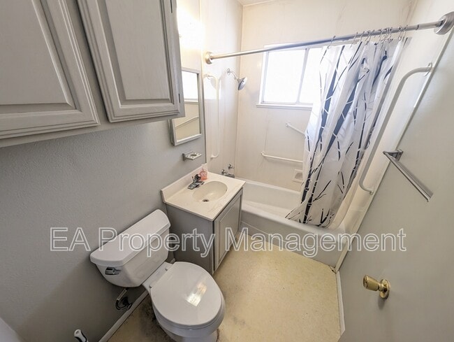 Building Photo - 3204 La Veta Dr