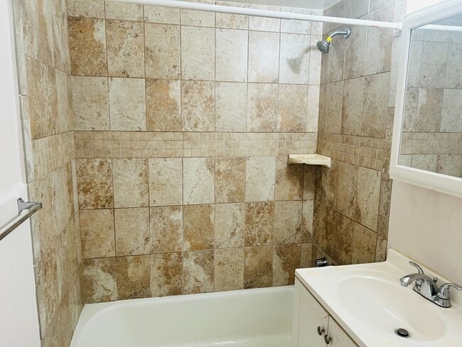 Building Photo - 1210 N Taft St