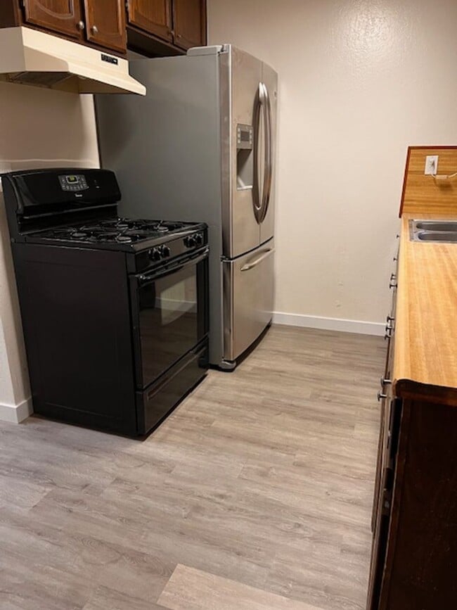 Building Photo - 2 Bedroom, 1 Bath Duplex