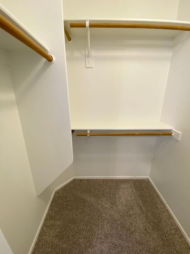 Building Photo - 3 Bed 2 Bath Corner Lot