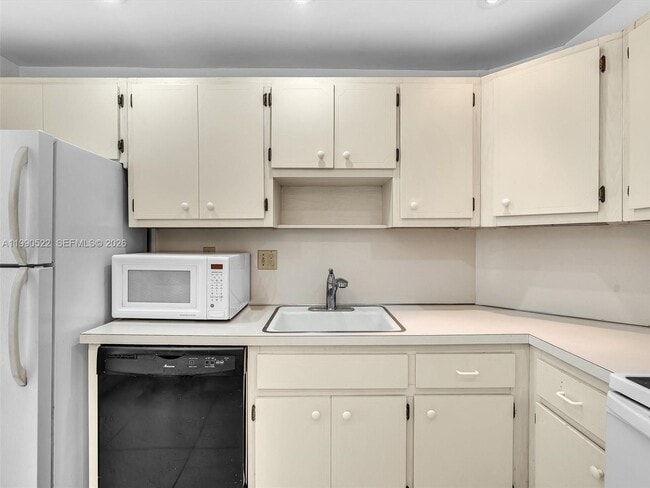 Building Photo - 300 Bayview Dr