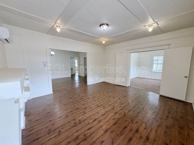 Building Photo - 860 W 56th St