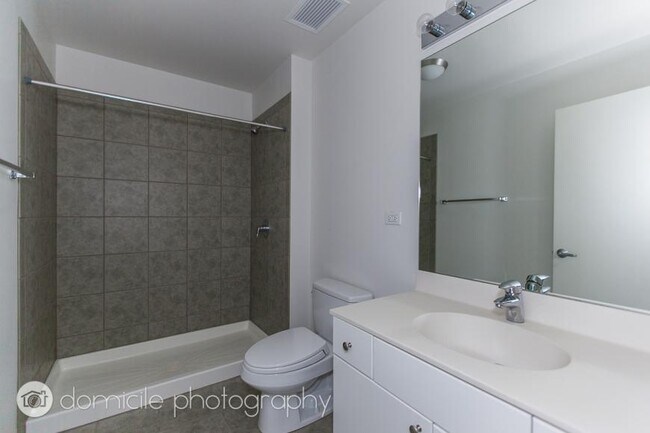 Building Photo - 2 bedroom in Chicago IL 60607