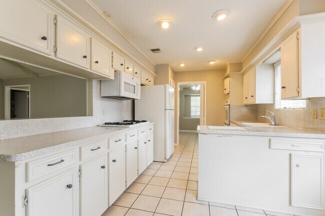 Building Photo - 222 Magic Oaks Dr