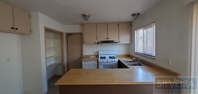 Building Photo - A Comfortable Home awaits the right Tenant!