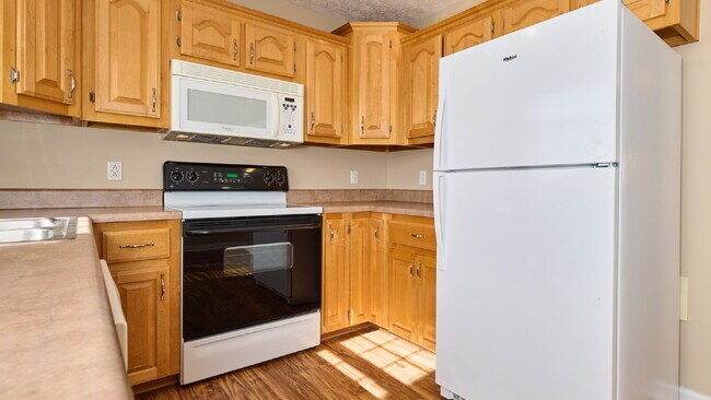 Building Photo - Reduced Rent and Special: 2BR, 1 1/2 BA condo, upstairs unit. Special: $400 off the first month f...