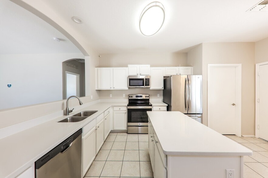 Building Photo - 13275 N Primrose St