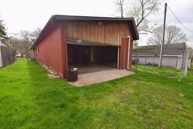 Building Photo - Updated 3 bedroom 1.5 bath home in South Bend IN