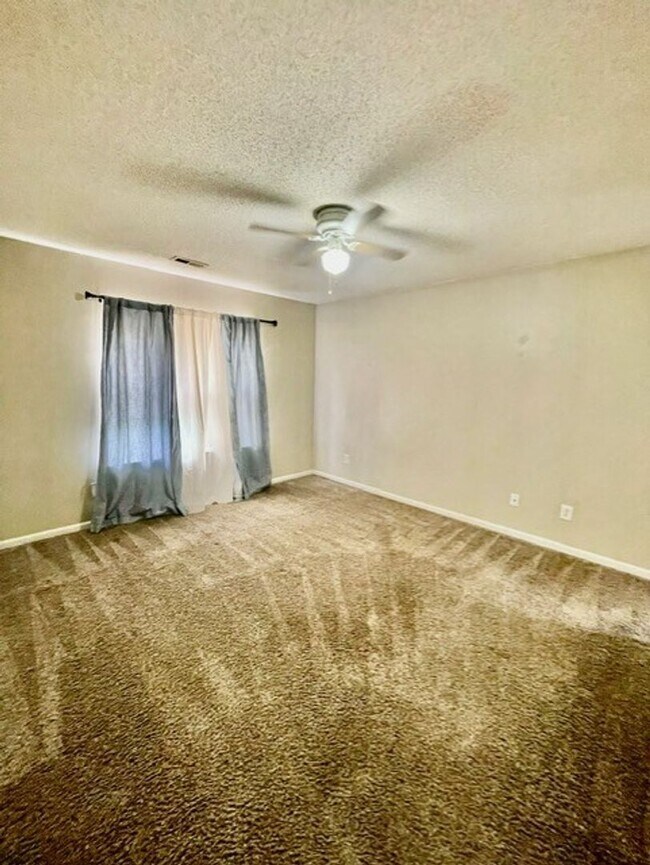 Building Photo - Must see this Adorable 3 bedroom 2 bath 2 garage home . Located in the Reedy Creek Plantation