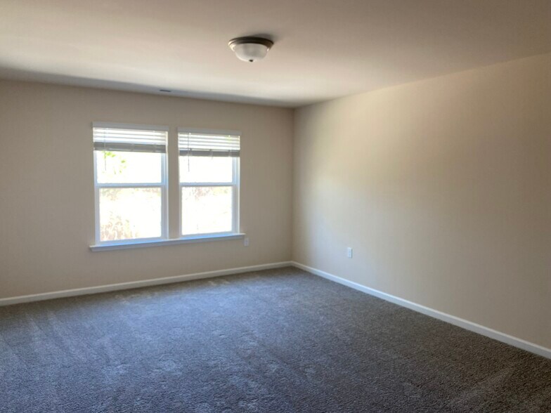 Building Photo - 2413 Hedge Maple Dr