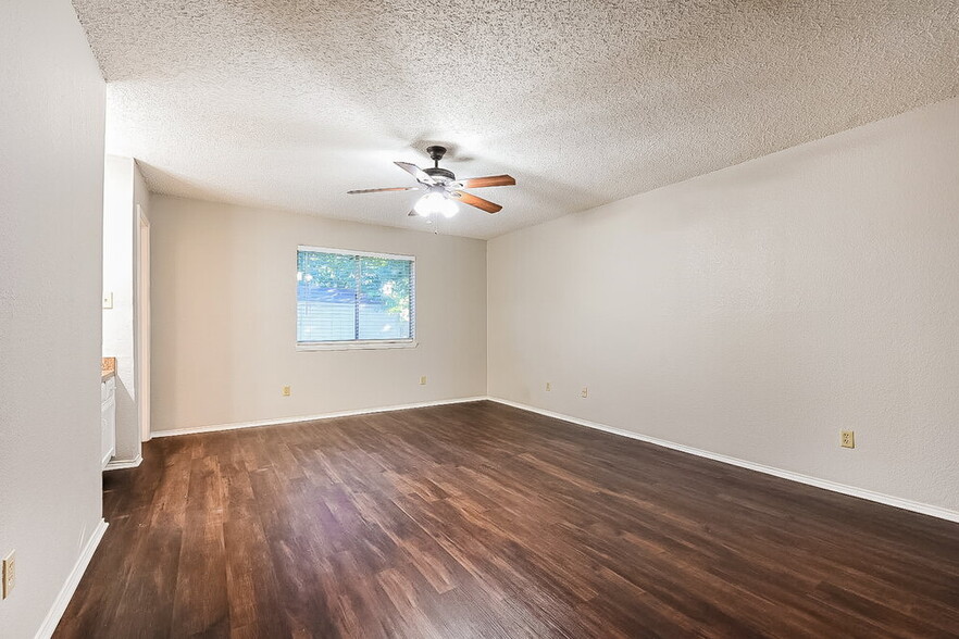 Building Photo - 6217 Cool Springs Dr