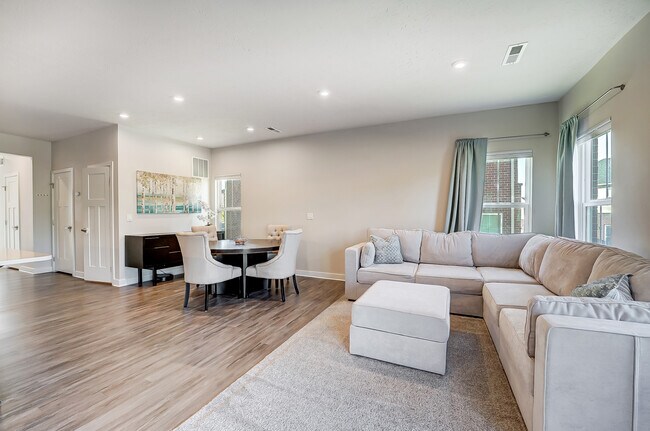 Building Photo - 7905 Pinnacle Point Dr