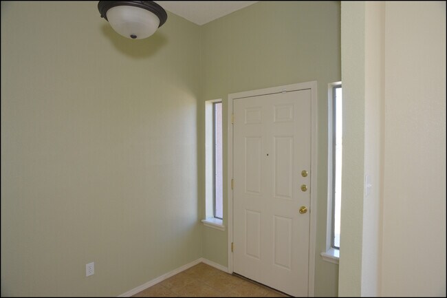 Building Photo - 10045 Paloma Dr