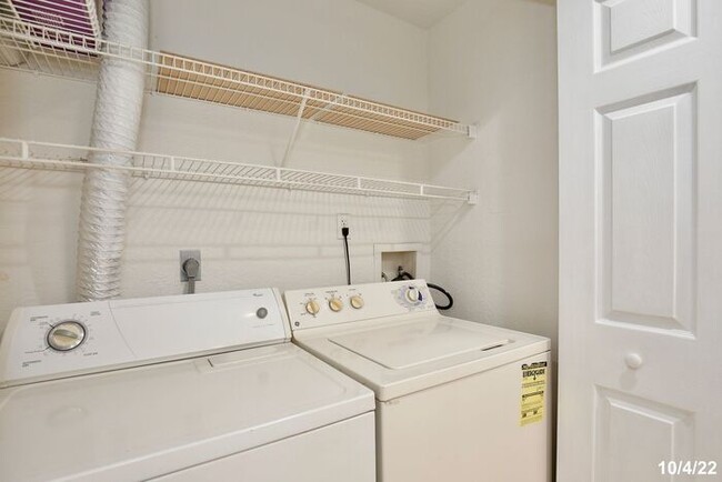 Building Photo - Beautiful 3/2 Spacious Condo with Lawn Car...