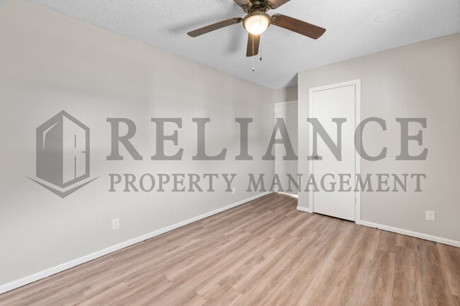 Building Photo - 4557 S Oak Ave