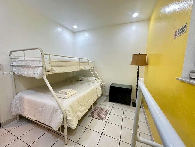 Building Photo - 935 SW 11th Ave