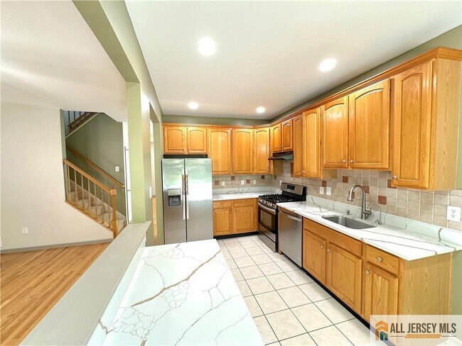 Building Photo - 1905 Dahlia Cir