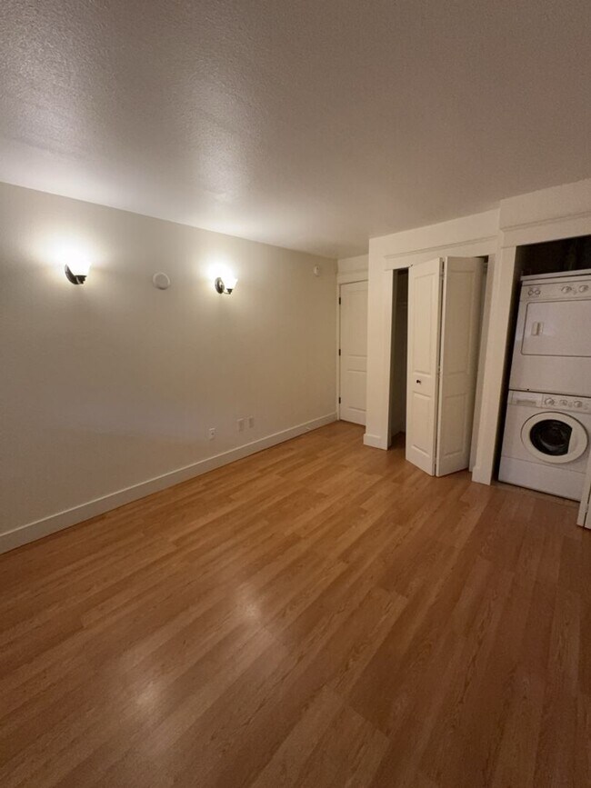 Building Photo - Location! Location! 2bd 1 ba Condo mere bl...