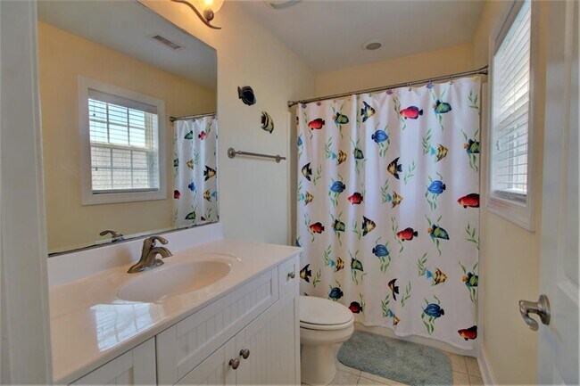 Building Photo - 5BR, 4BA Townhome - Pet Friendly with Beac...