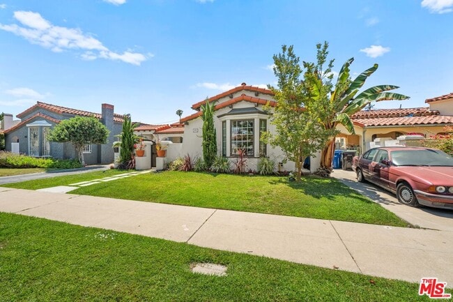 Building Photo - 3871 Roxton Ave